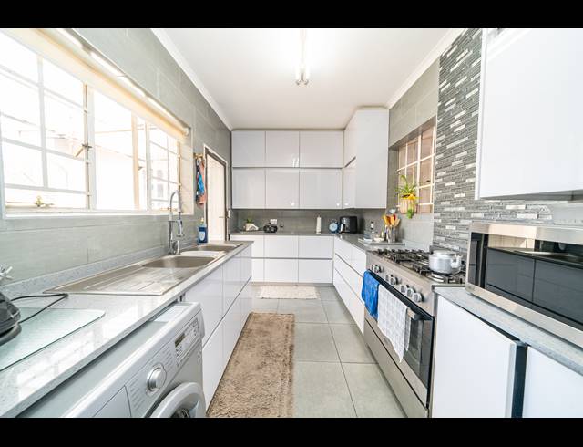 4 BEDROOM FREESTANDING FOR SALE IN DALPARK EXT 11